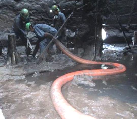 くろがね工業　タンク内清掃